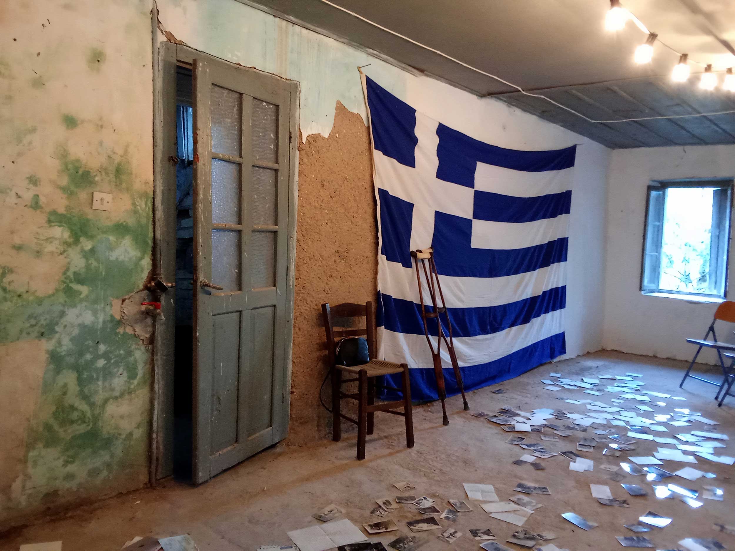 Χώμα Μια παράσταση βασισμένη στο έργο του Παύλου Μάτεσι «Η μητέρα του σκύλου» Σκηνοθεσία: Γιάννης Σκουρλέτης Πρεμιέρα: Δευτέρα 5 Οκτωβρίου στις 21:00 Δευτέρα και Τρίτη στις 21:00 Για 8 μόνο παραστάσεις bijoux de kant HOOD