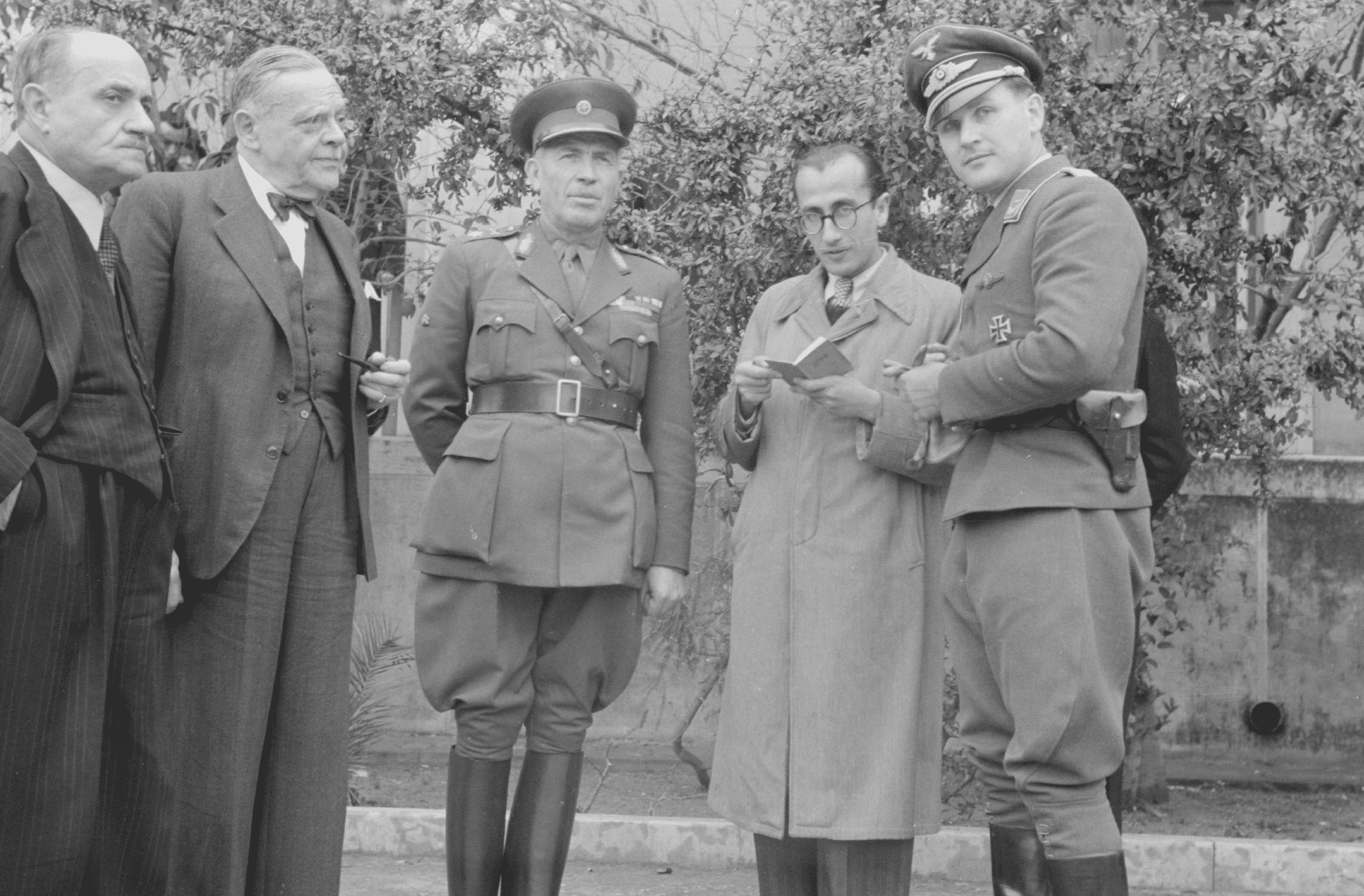 Οι Δωσίλογοι Βασισμένο στο ομώνυμο βιβλίο του Μενέλαου Χαραλαμπίδη Σκηνοθεσία: Δημήτρης Αγαρτζίδης, Δέσποινα Αναστάσογλου Θέατρο Χώρα